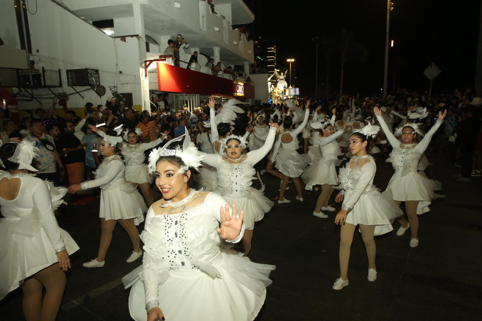 $!Disfrutan miles de personas el cierre del primer desfile del Carnaval de Mazatlán