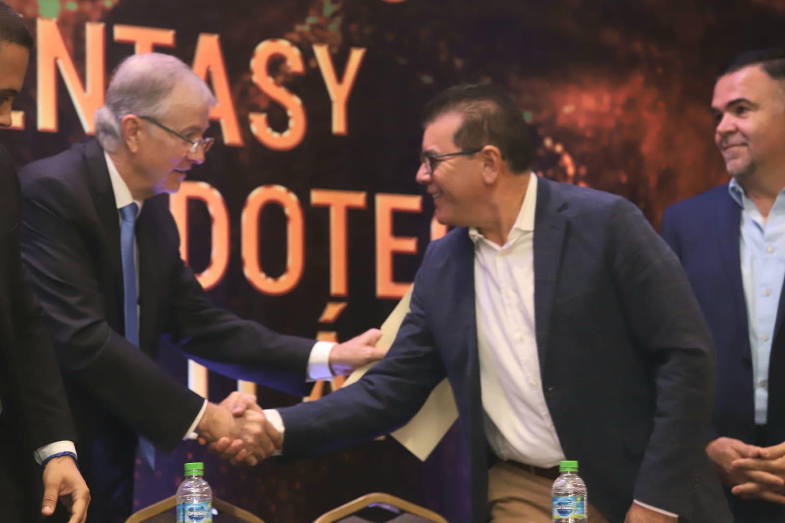 $!Rodolfo Madero y el Alcalde Édgar González al momento de intercambiar el saludo.