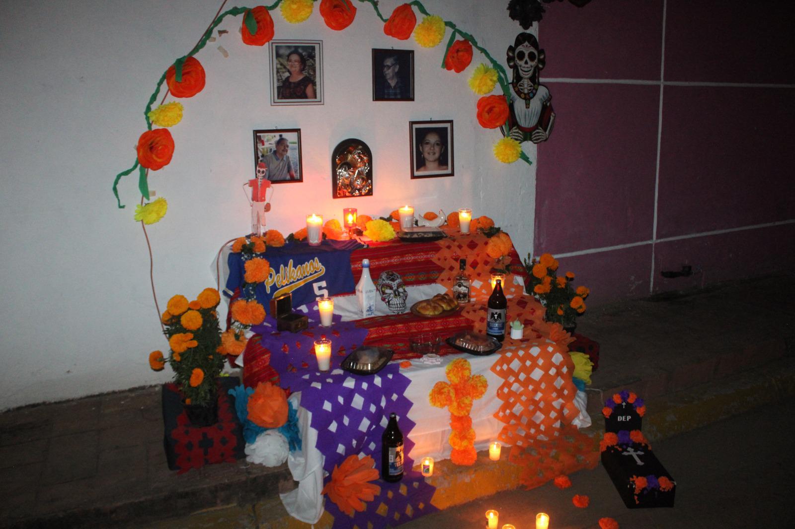 $!Vecinos realizan tradicional muestra de altares en el callejón 22 de Diciembre, en Rosario