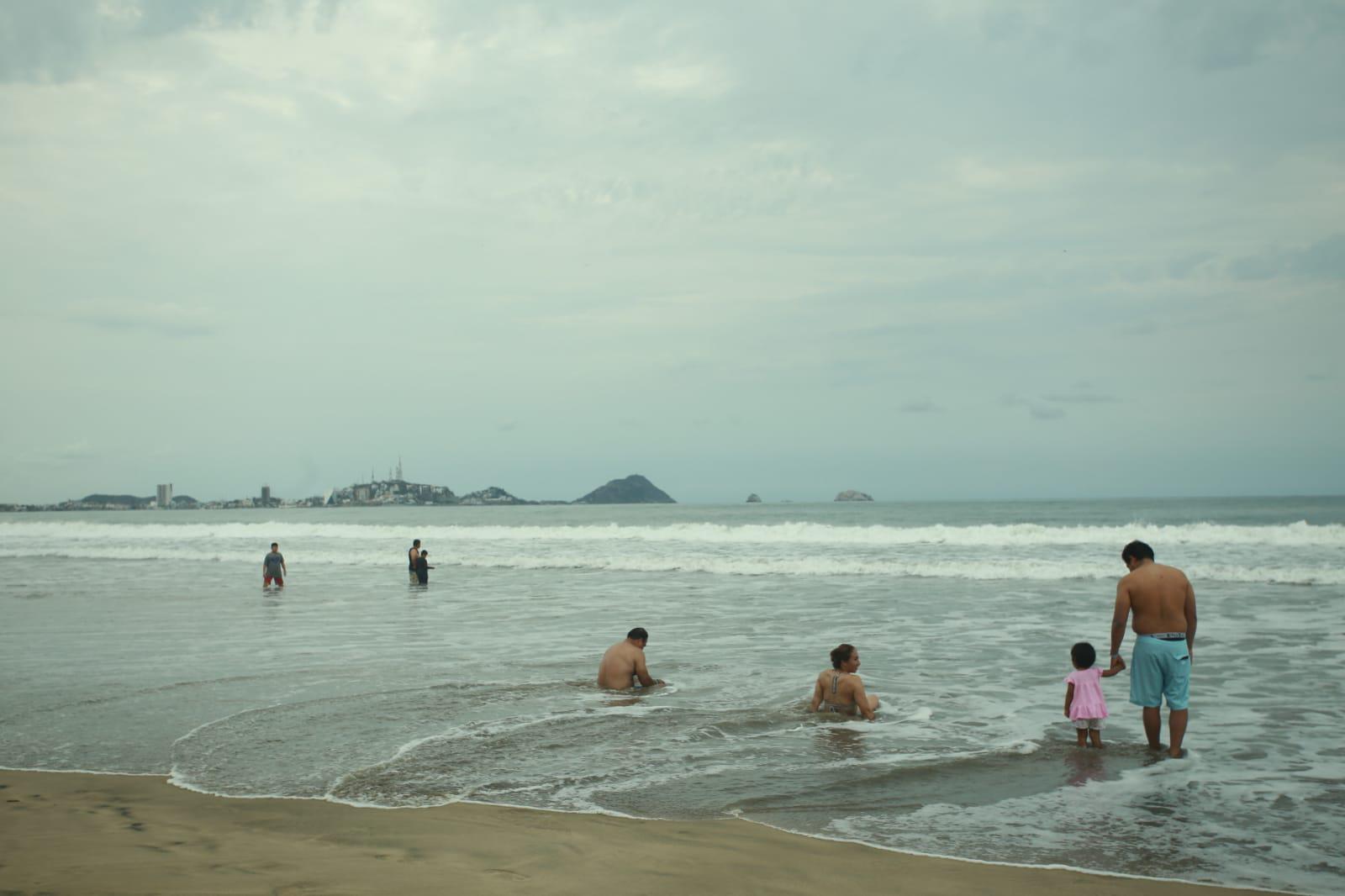 $!Cierran playas y puerto en Mazatlán pero bañistas siguen en el mar