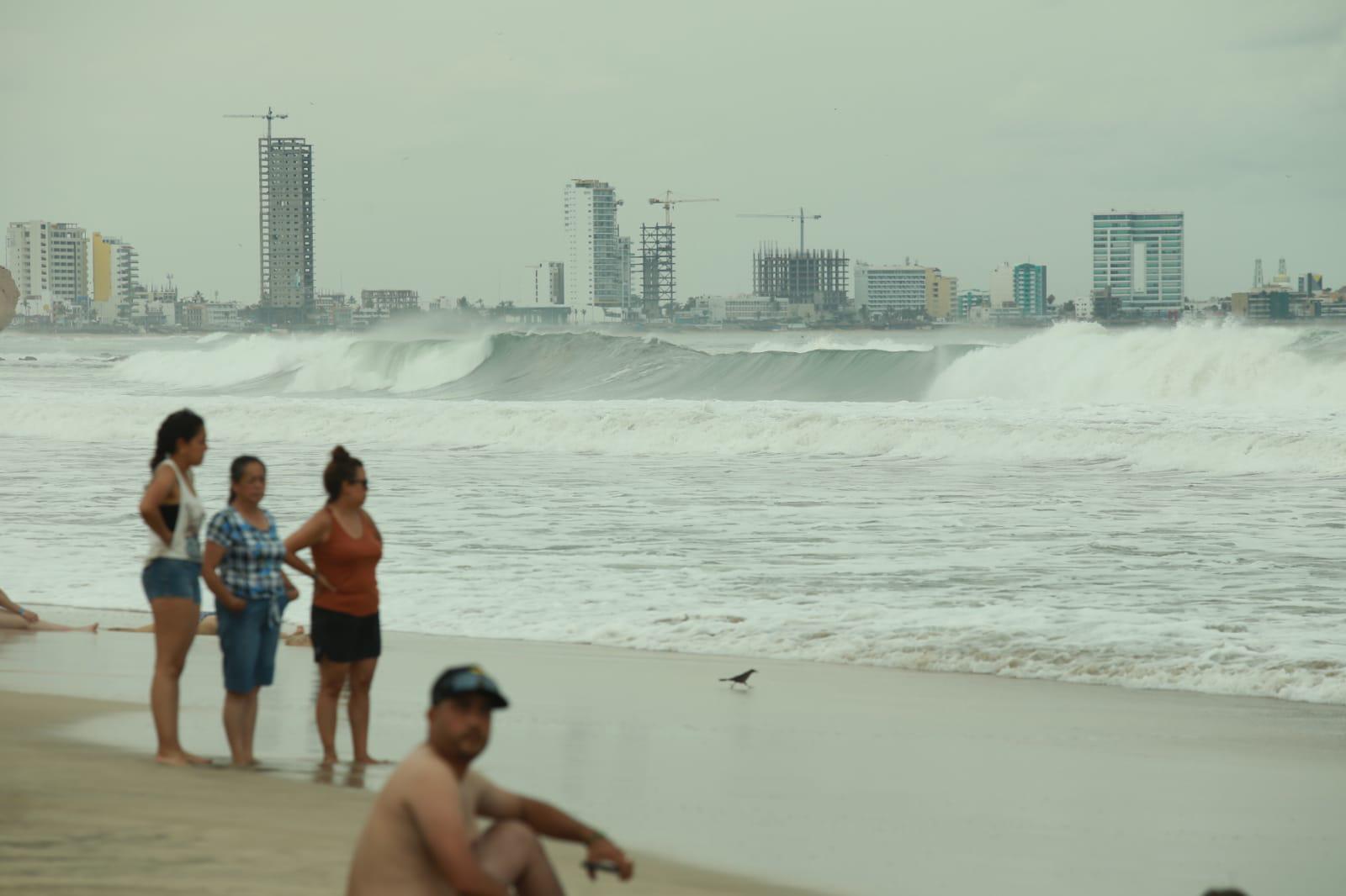 $!Cierran playas y puerto en Mazatlán pero bañistas siguen en el mar