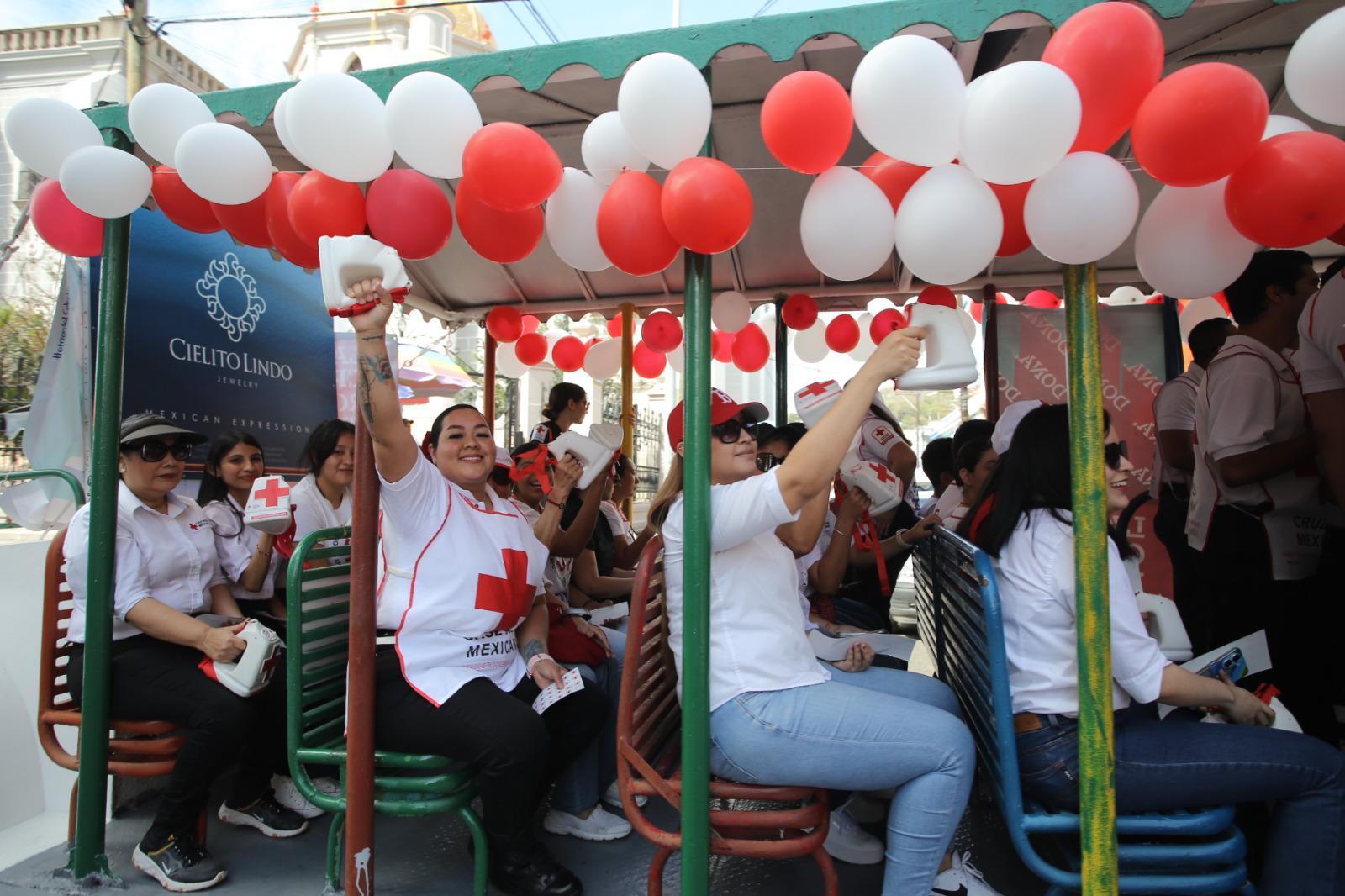 $!Cruz Roja Mazatlán desfila en búsqueda del apoyo ciudadano; se requieren más de 4 millones de pesos