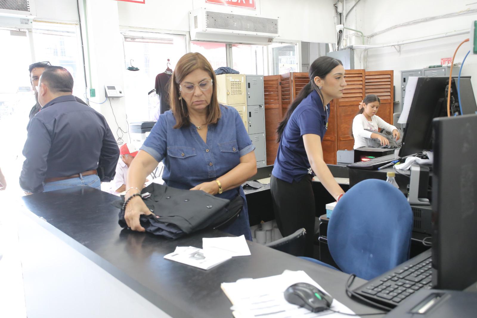 $!Arranca en Mazatlán el canje de uniformes y útiles con fluidez y sin aglomeraciones