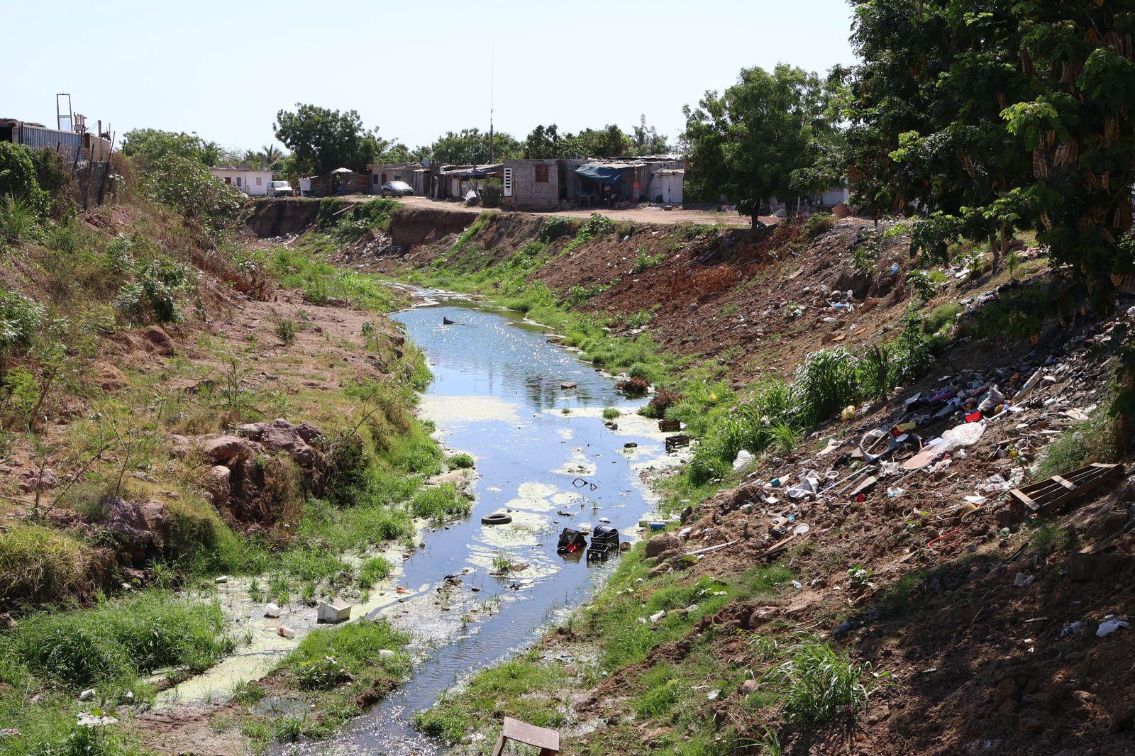 $!Basura y agua estancada afectan al Arroyo Jabalines y canales de Mazatlán