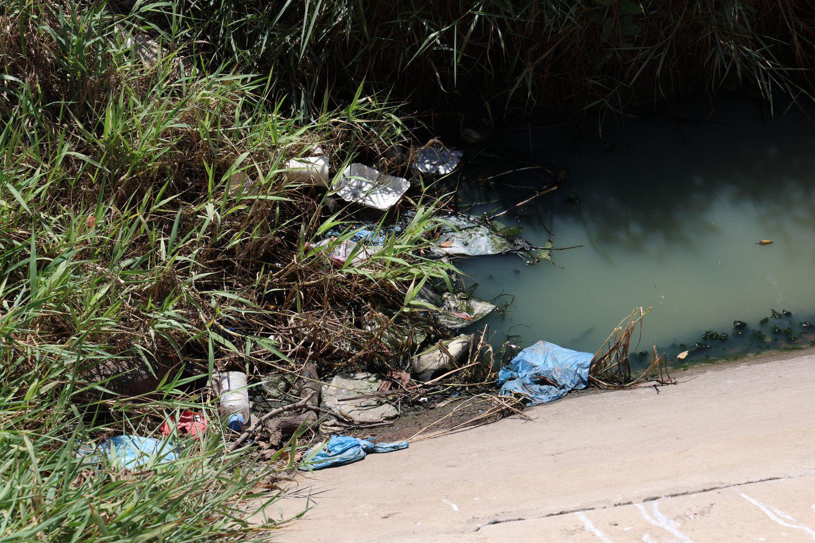 $!Basura y agua estancada afectan al Arroyo Jabalines y canales de Mazatlán