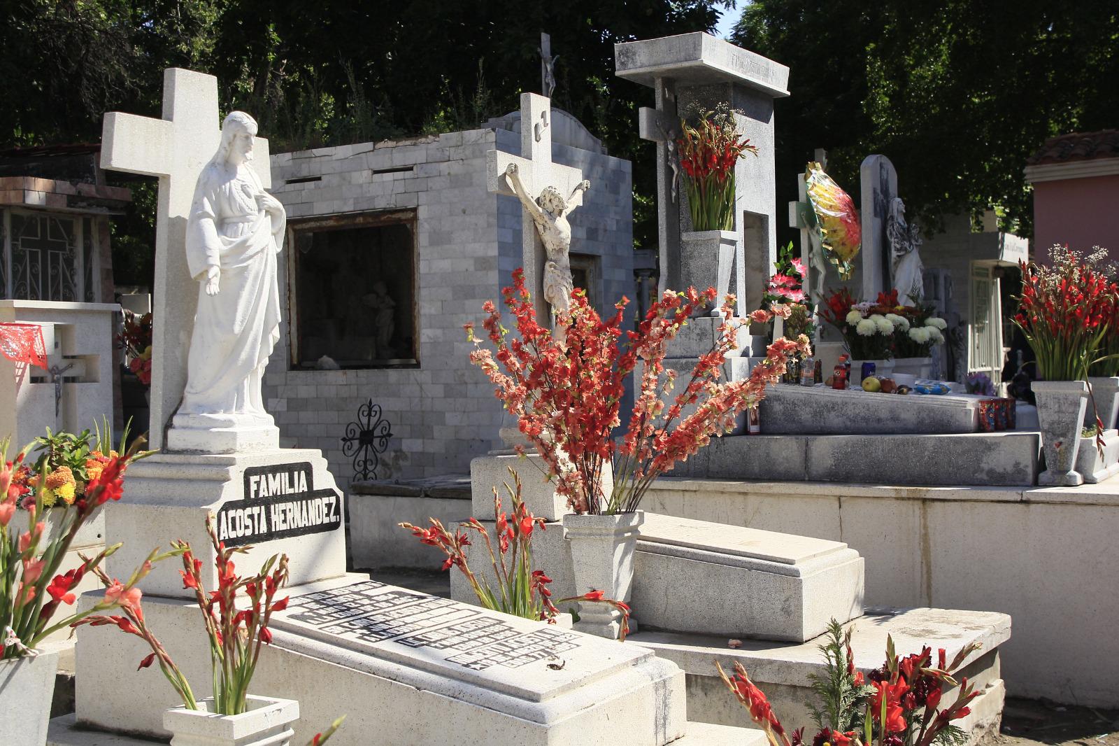 $!Panteones de Culiacán albergan reencuentros familiares en el Día de Muertos
