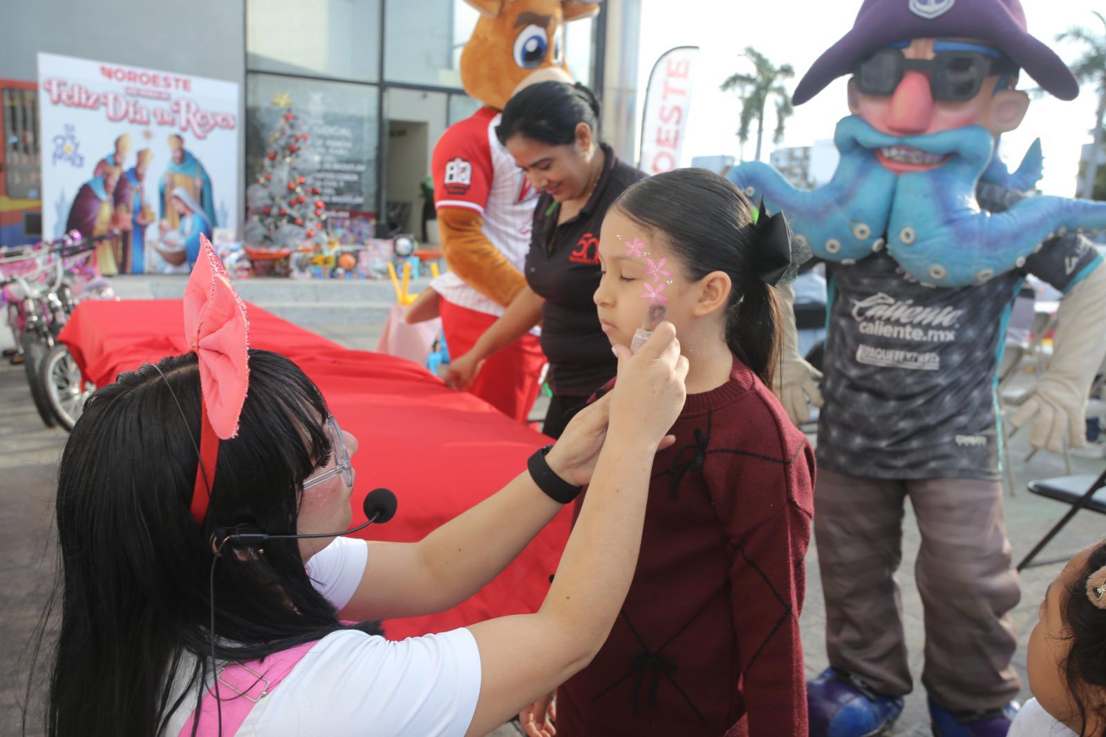 $!Da Pinta Caritas Luna el toque de diversión a ‘Sé Un Rey Mago’ en Mazatlán