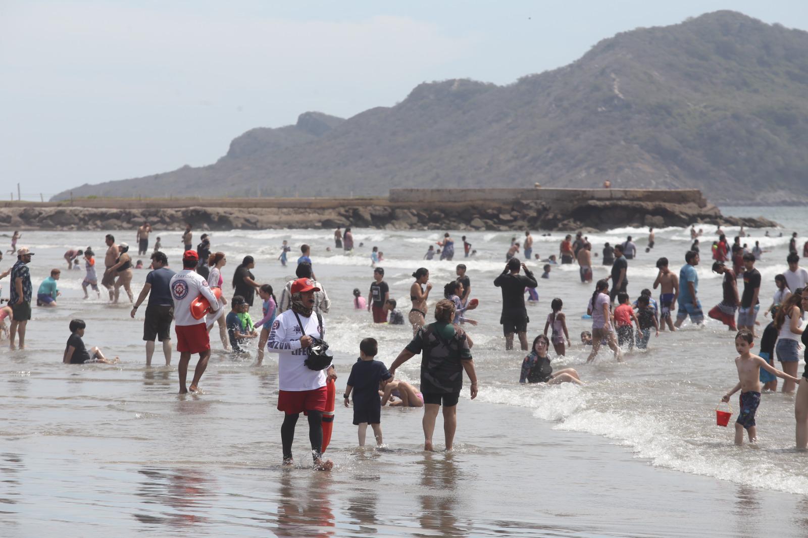 $!Playas de Mazatlán lucen abarrotadas en el Sábado de Gloria