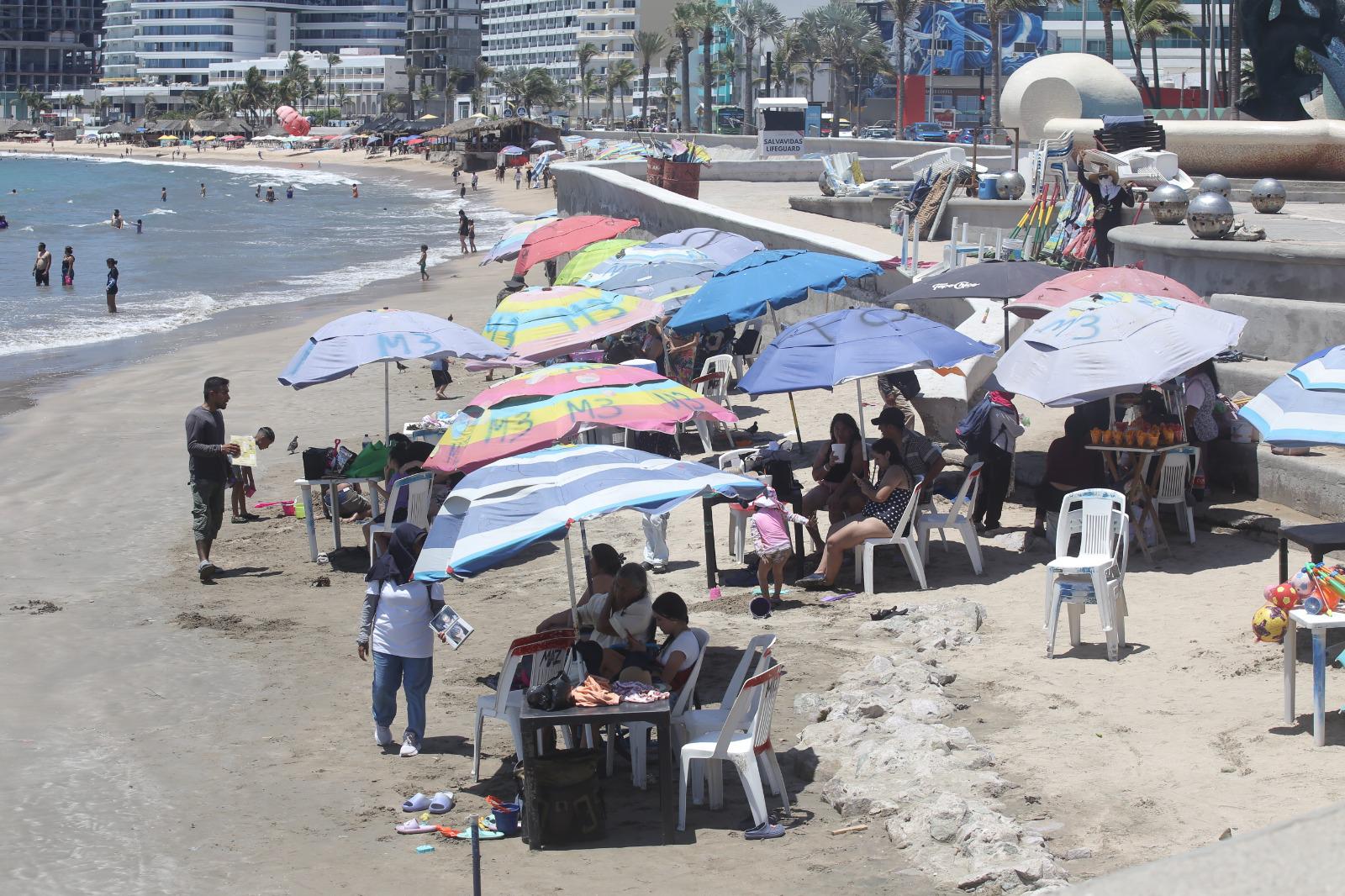 $!Playas de Mazatlán registran constante afluencia de visitantes este sábado