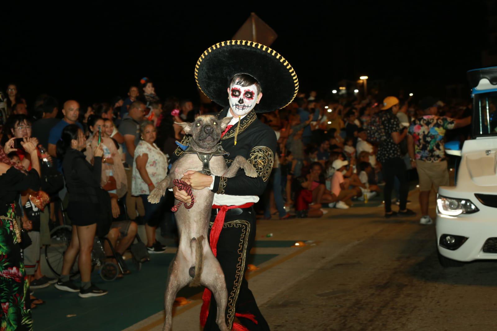 $!Disfrutan miles de personas del desfile del Día de Muertos en Mazatlán
