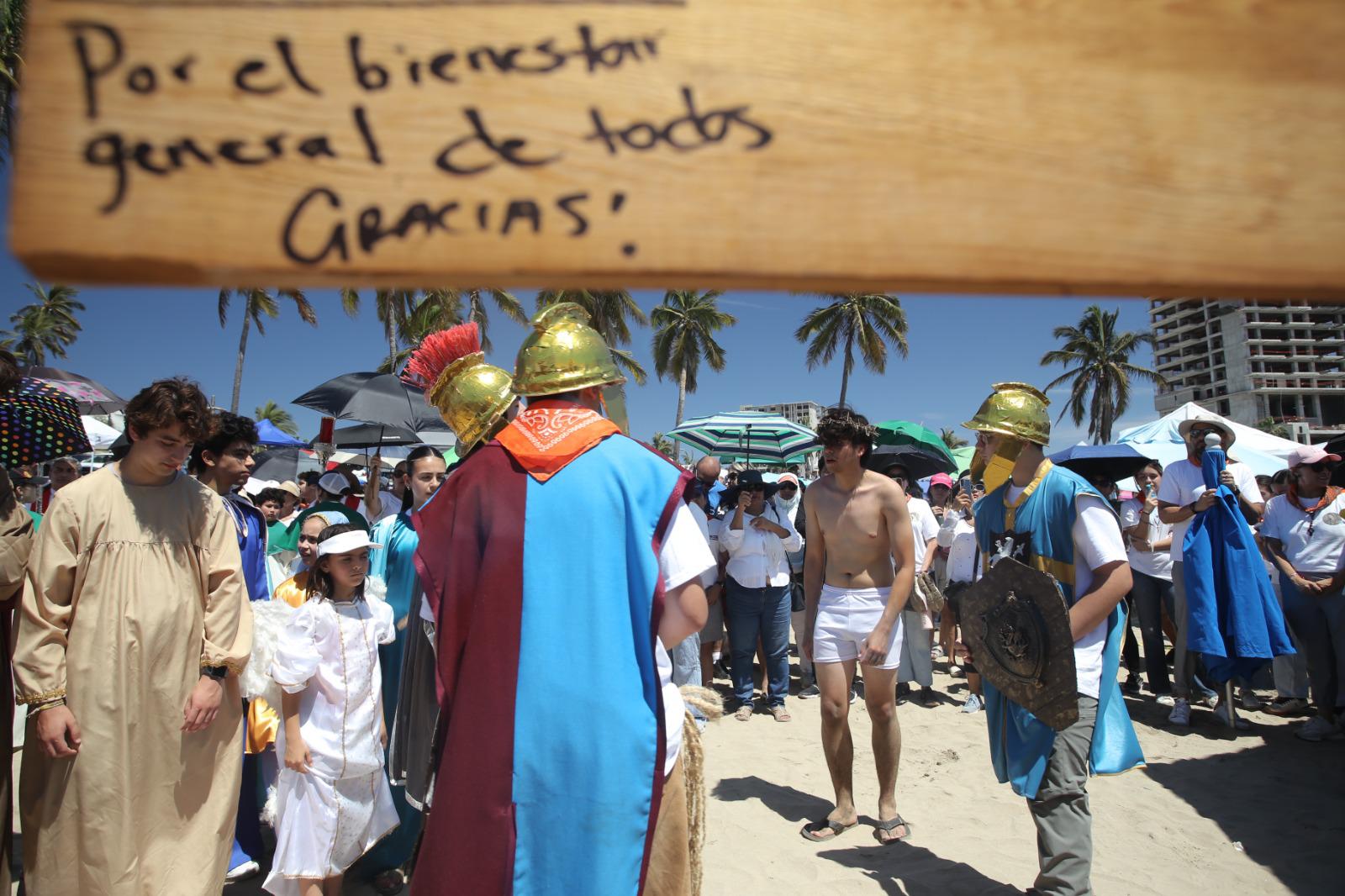 $!Viven con pasión fieles de San Judas el tradicional Viacrucis por la playa