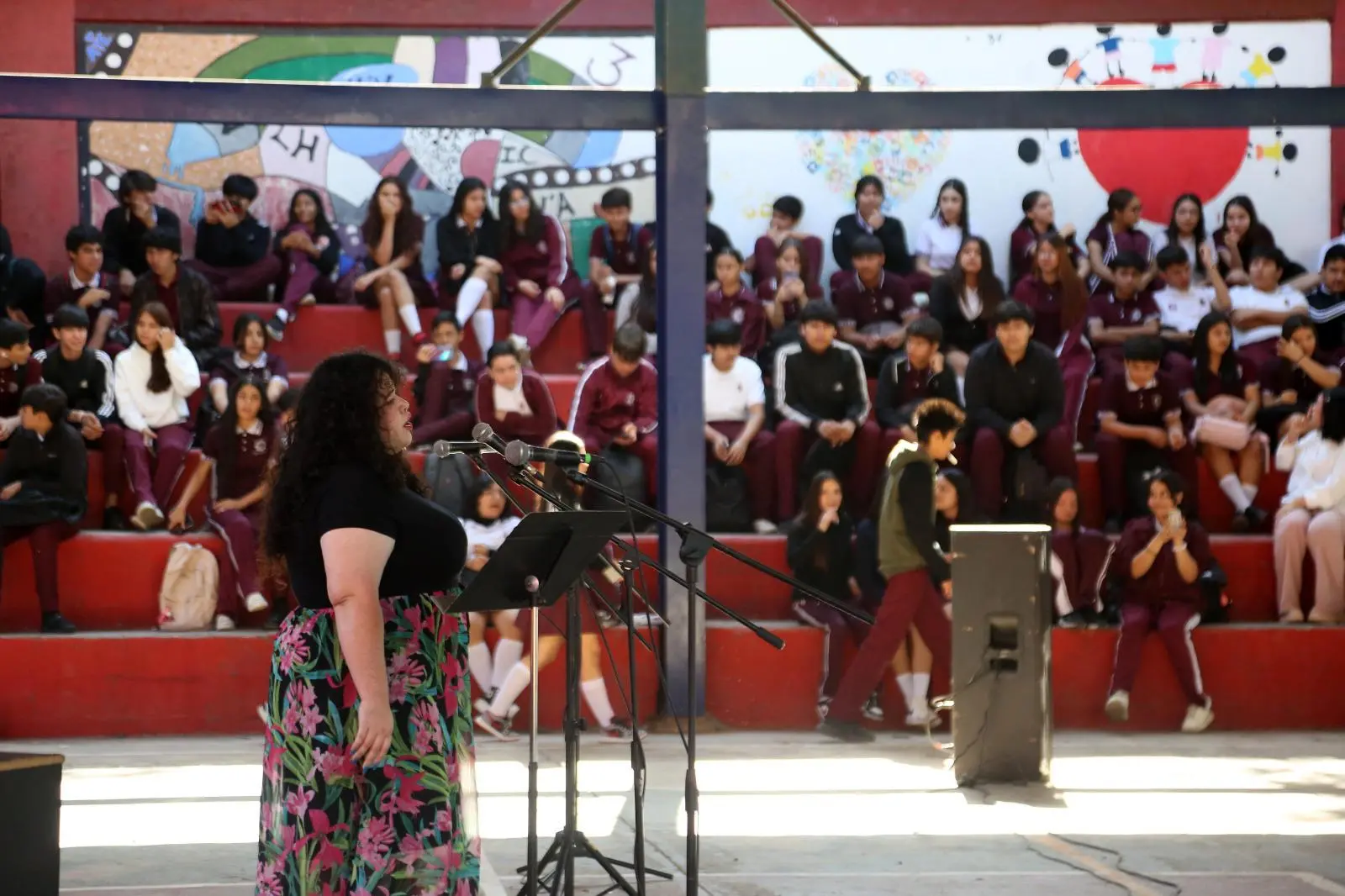 $!Artistas sinaloenes dieron muestra de su talento ante los alumnos de una secundaria que cuenta con más de mil 400 jóvenes.