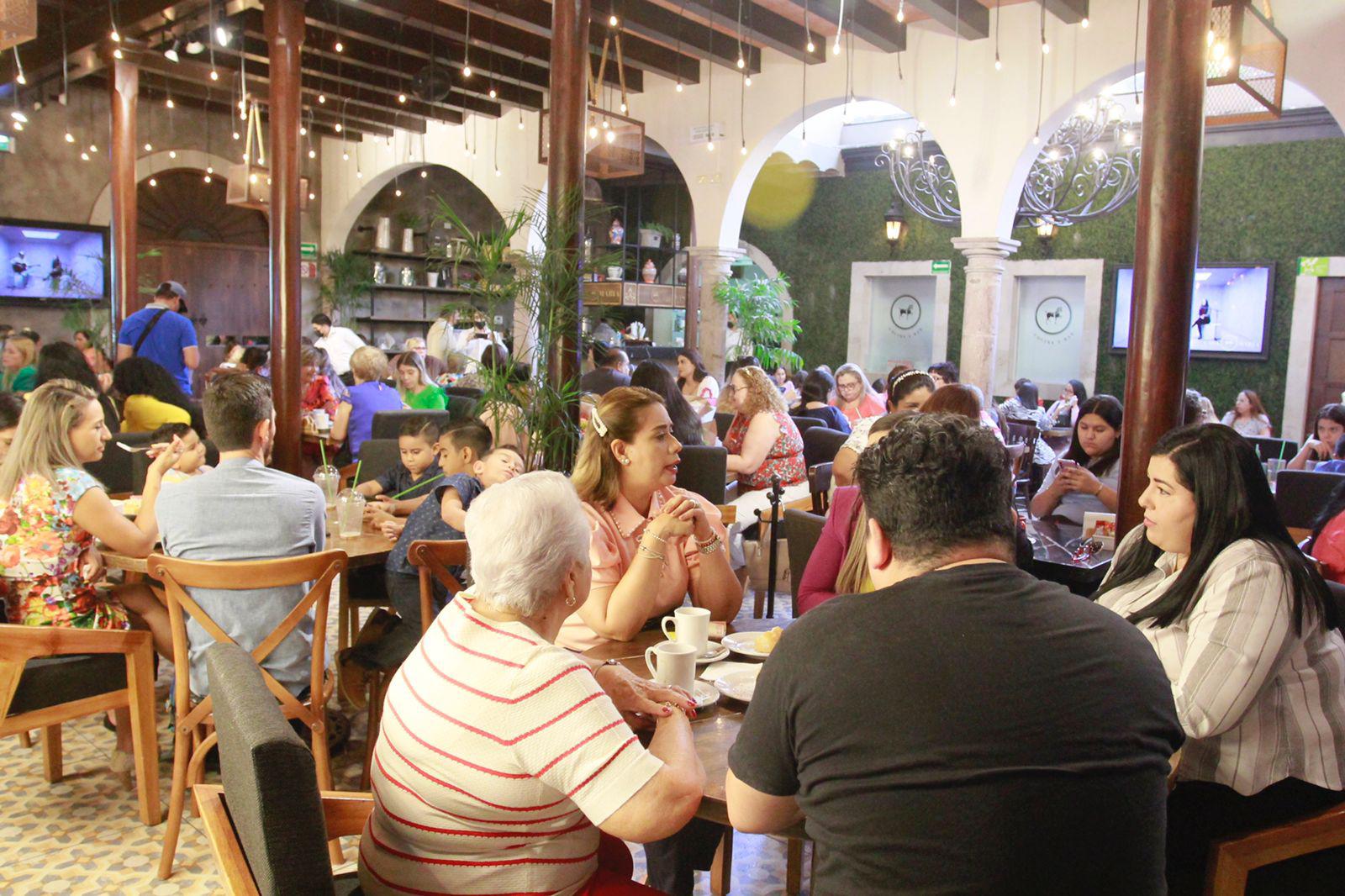 $!En Culiacán, festejan el Día de las Madres en restaurantes; se registran espacios llenos y largas filas