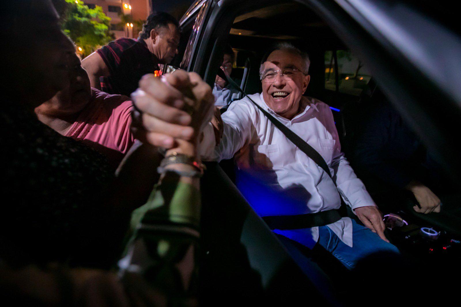 $!López Obrador es recibido con banda y porras, pero también con manifestaciones