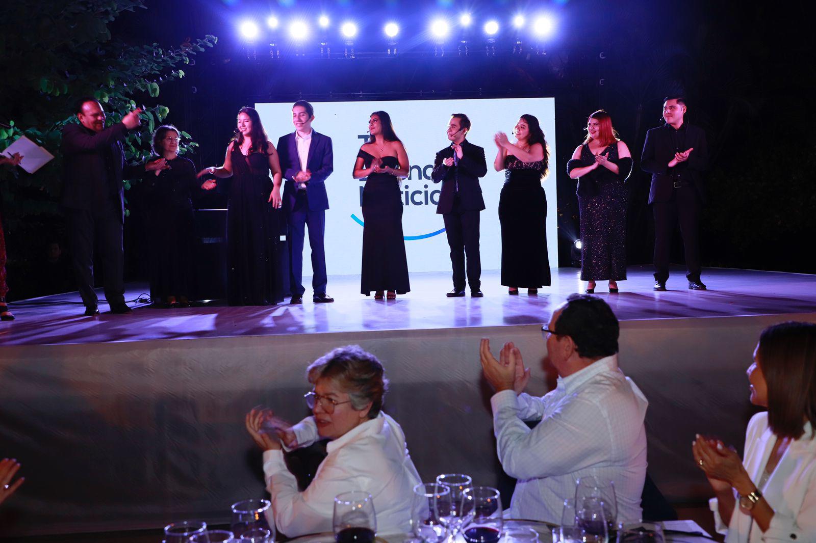 $!El Taller de Ópera de Sinaloa cantó boleros y música napolitana.