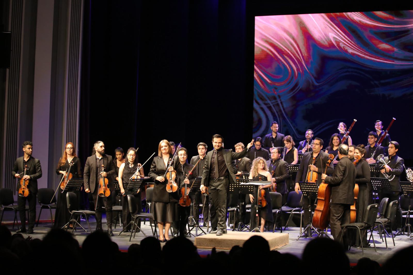 $!La Camerata Mazatlán que dirigió el maestro Sergio Freeman una vez más mostró el talento y la vocación por la música.