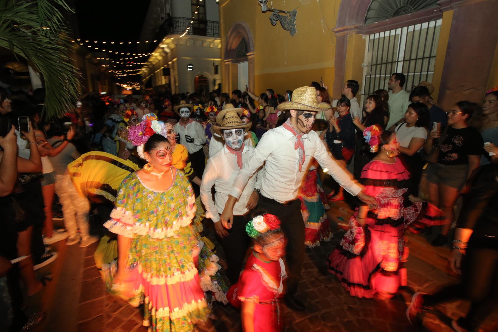 $!Catrinas, calaveras y almas de ultratumba encienden el ambiente festivo de la callejoneada en Mazatlán