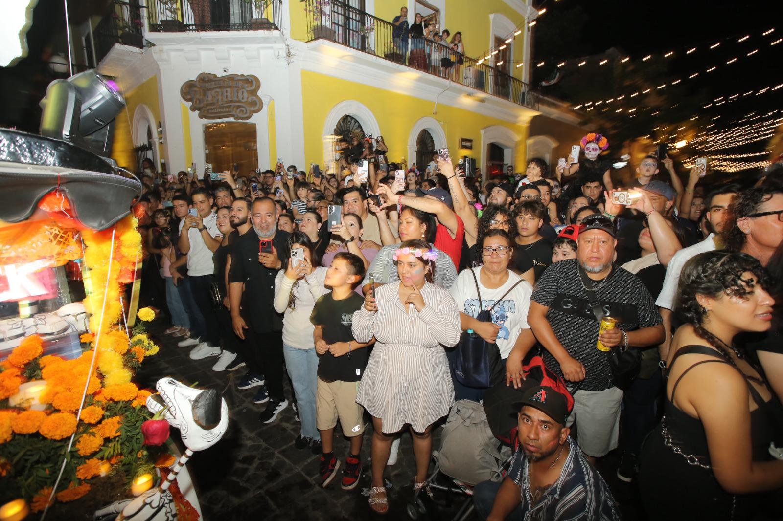 $!Catrinas, calaveras y almas de ultratumba encienden el ambiente festivo de la callejoneada en Mazatlán