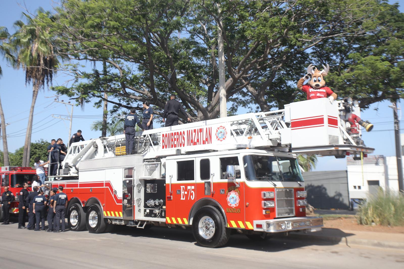 $!Recorren bomberos de Mazatlán las calles del puerto en celebración por su día