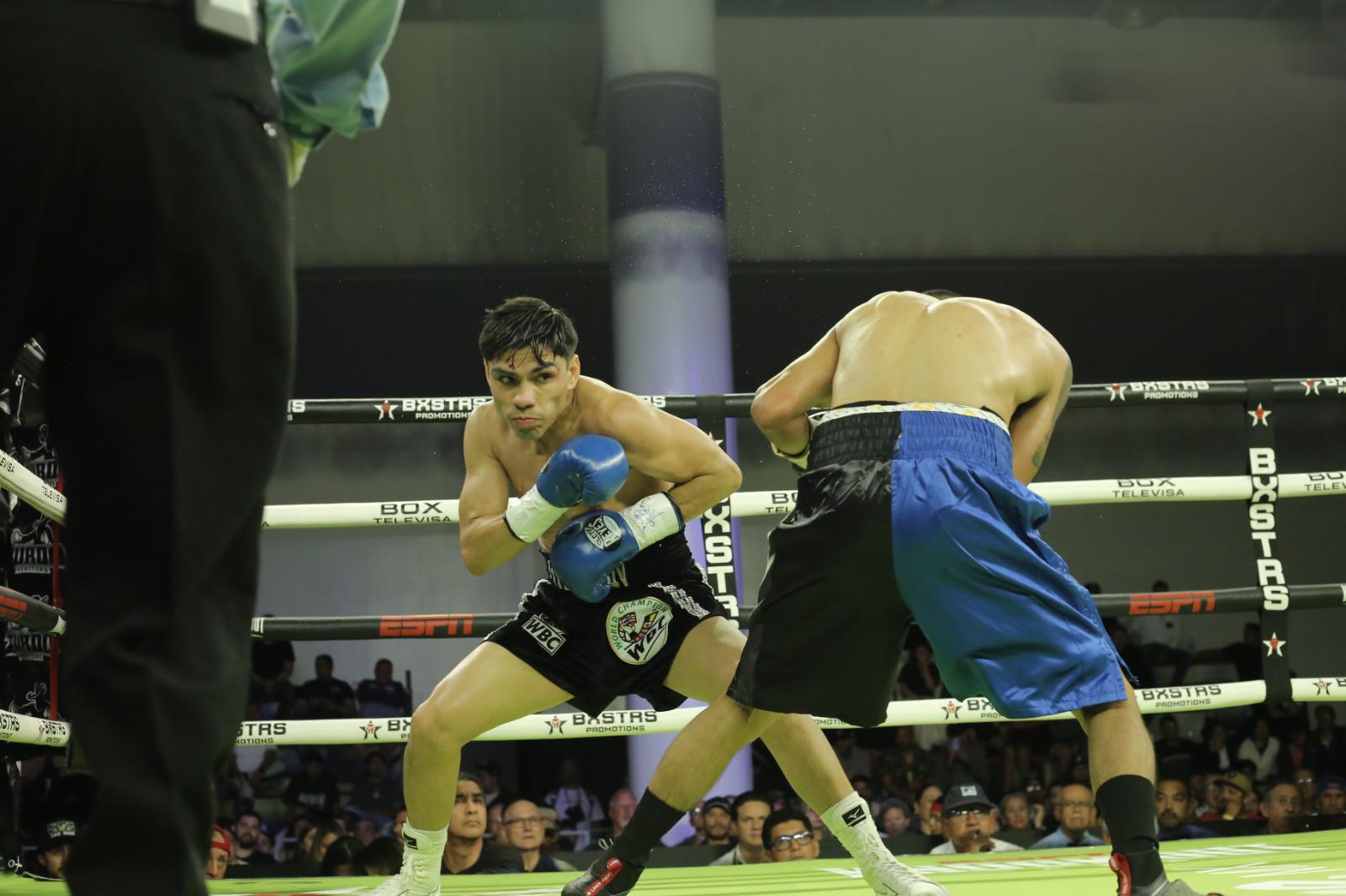 $!Pedro Guevara sale con el brazo en alto ante ‘Pamba’ Valdés en Mazatlán