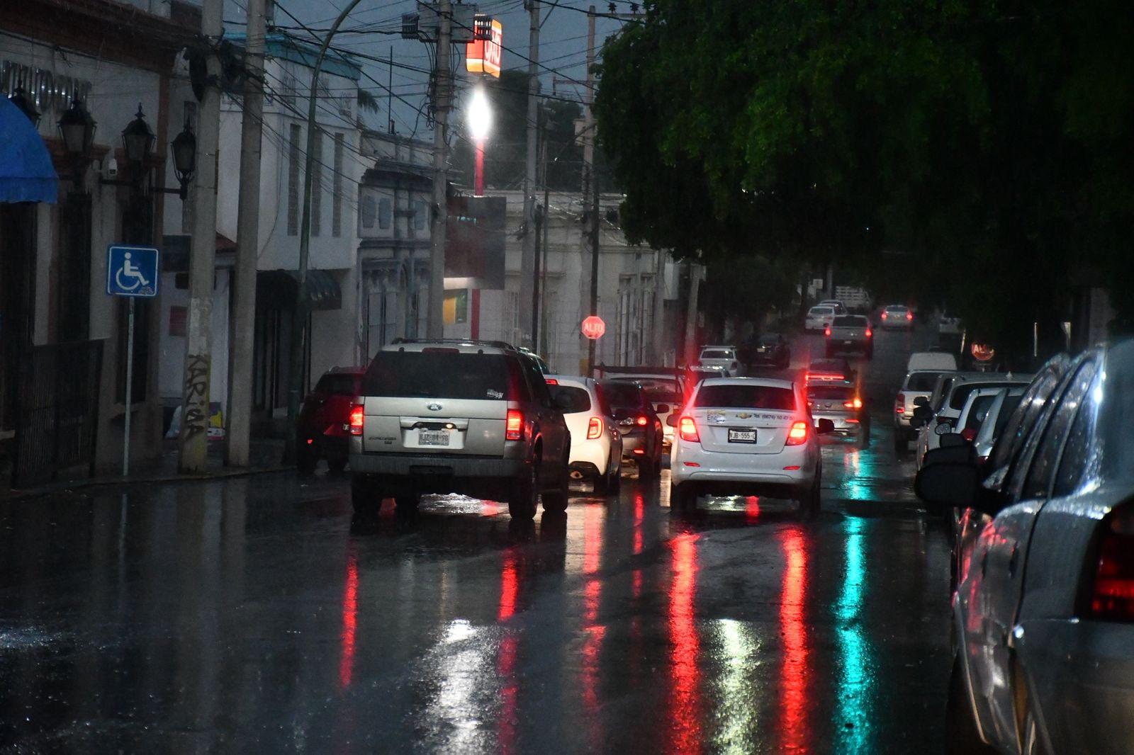$!Cae fuerte tormenta en el centro de Culiacán; llaman a tomar precauciones