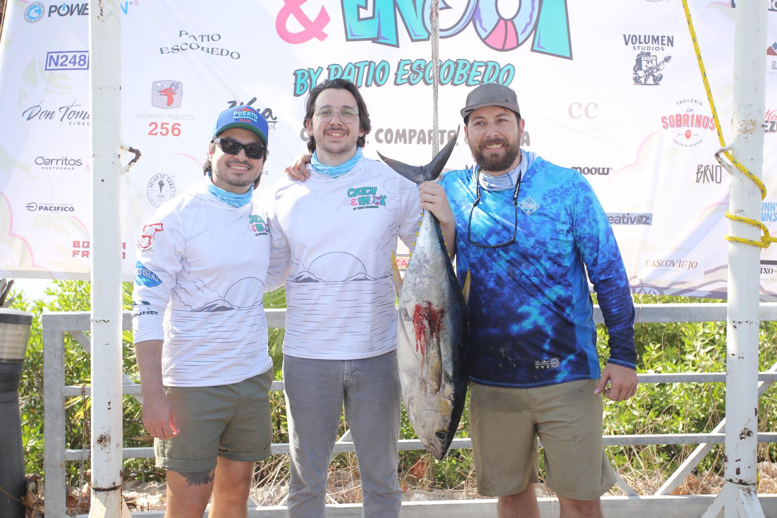 $!Carlo Orpinela junto a Nicolás y Daniel Berdegué de la embarcación Aries 7.