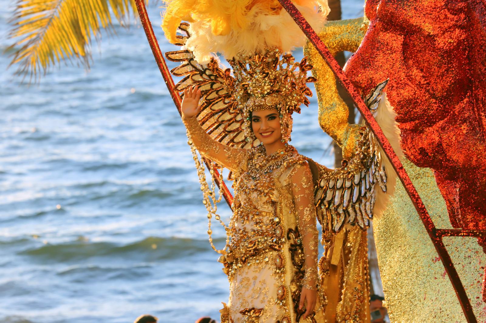 $!Asisten más de 480 mil personas al segundo y último desfile del Carnaval Internacional de Mazatlán 2026