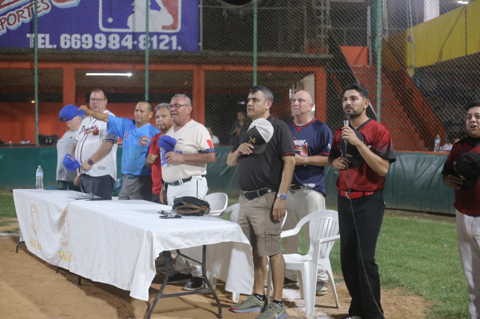 $!Cantan Playball en Liga de Meseros al Bat