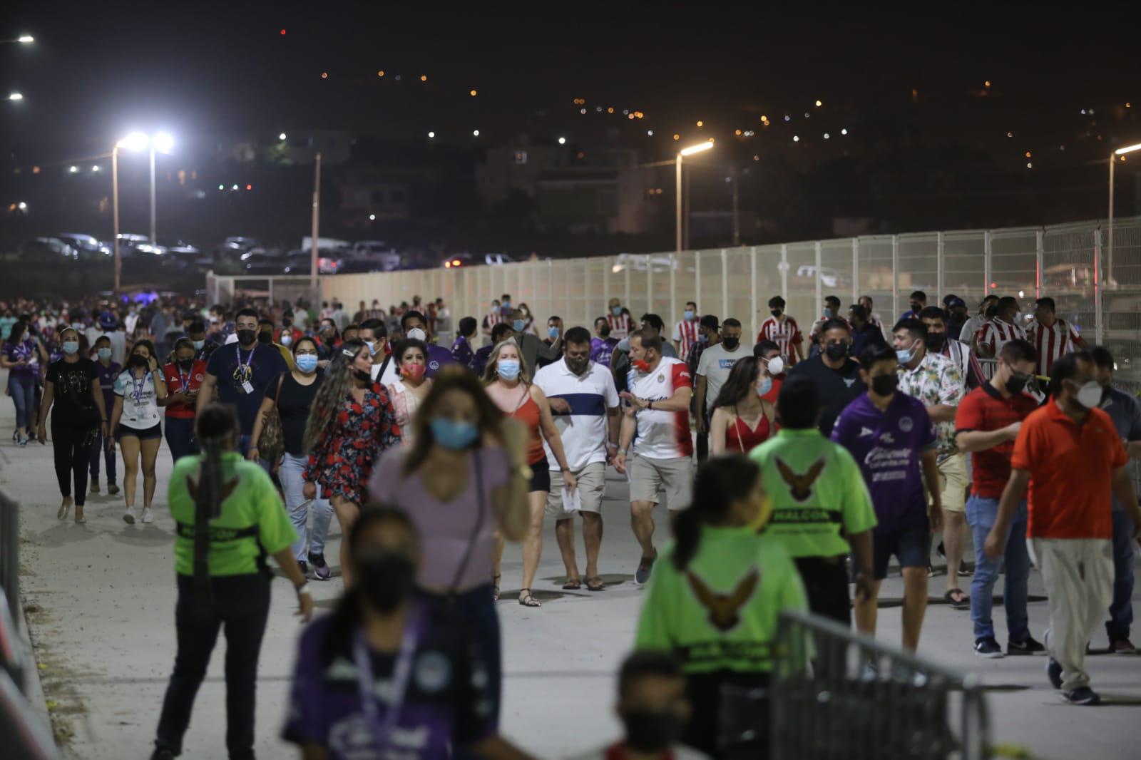 $!Aficionados de Mazatlán y Chivas viven fiesta futbolera en el Kraken