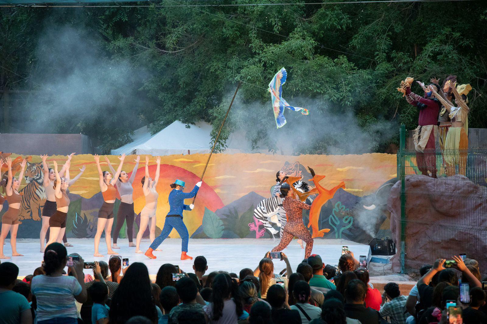 $!Los artistas danzaron al ritmo de la música representativa de la obra El Rey León.