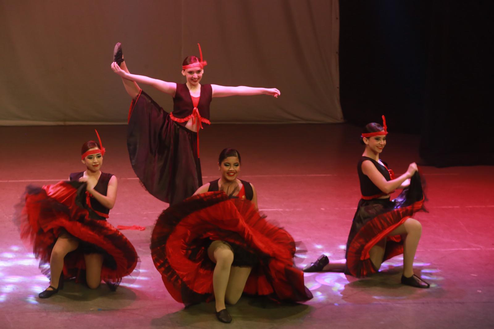 $!Con una explosión de energía, color y sincronía, las bailarinas dieron vida al tradicional Cancán, uno de los números más vistosos del espectáculo “Viva Las Vegas”.