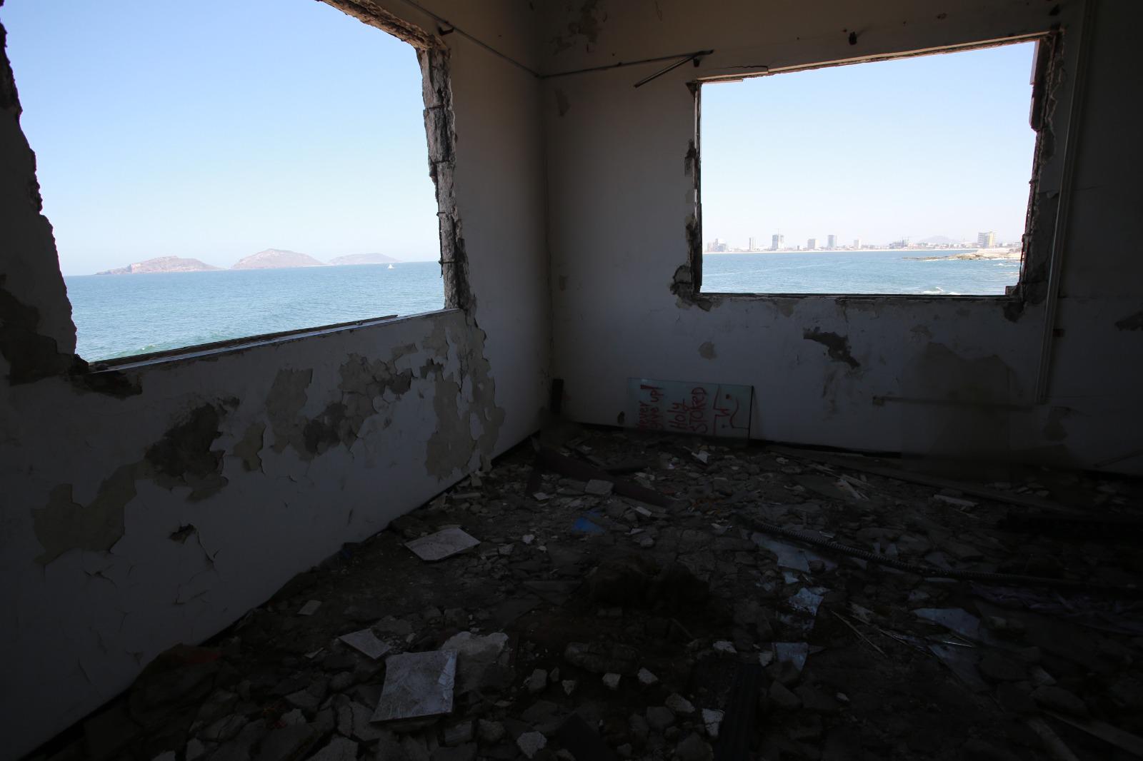 $!Deterioro acaba con edificio de Telégrafos en el Paseo Claussen de Mazatlán