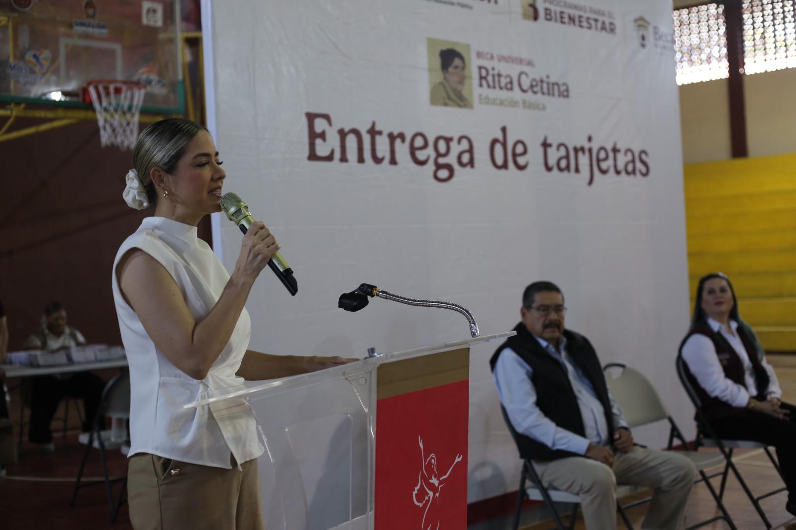 $!Reciben estudiantes de la ETI 5 526 tarjetas de la beca universal Rita Cetina