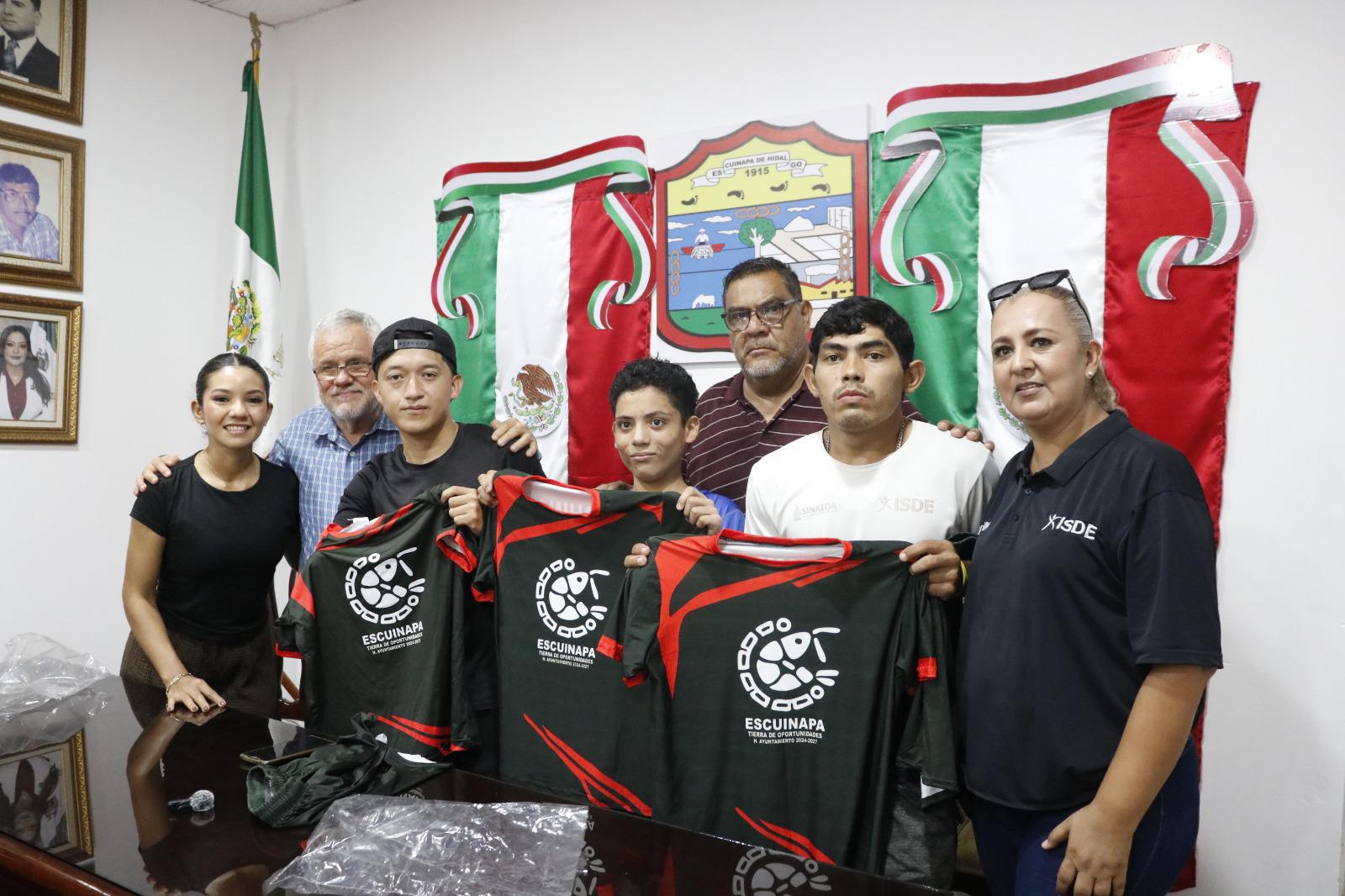 $!Jóvenes escuinapenses reciben uniformes para competir en la Paralimpiada Estatal