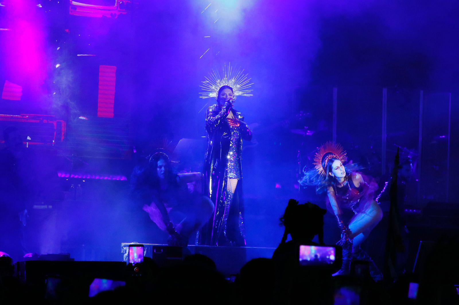 $!La cantante realizó tres cambios de ropa durante su concierto en Culiacán.