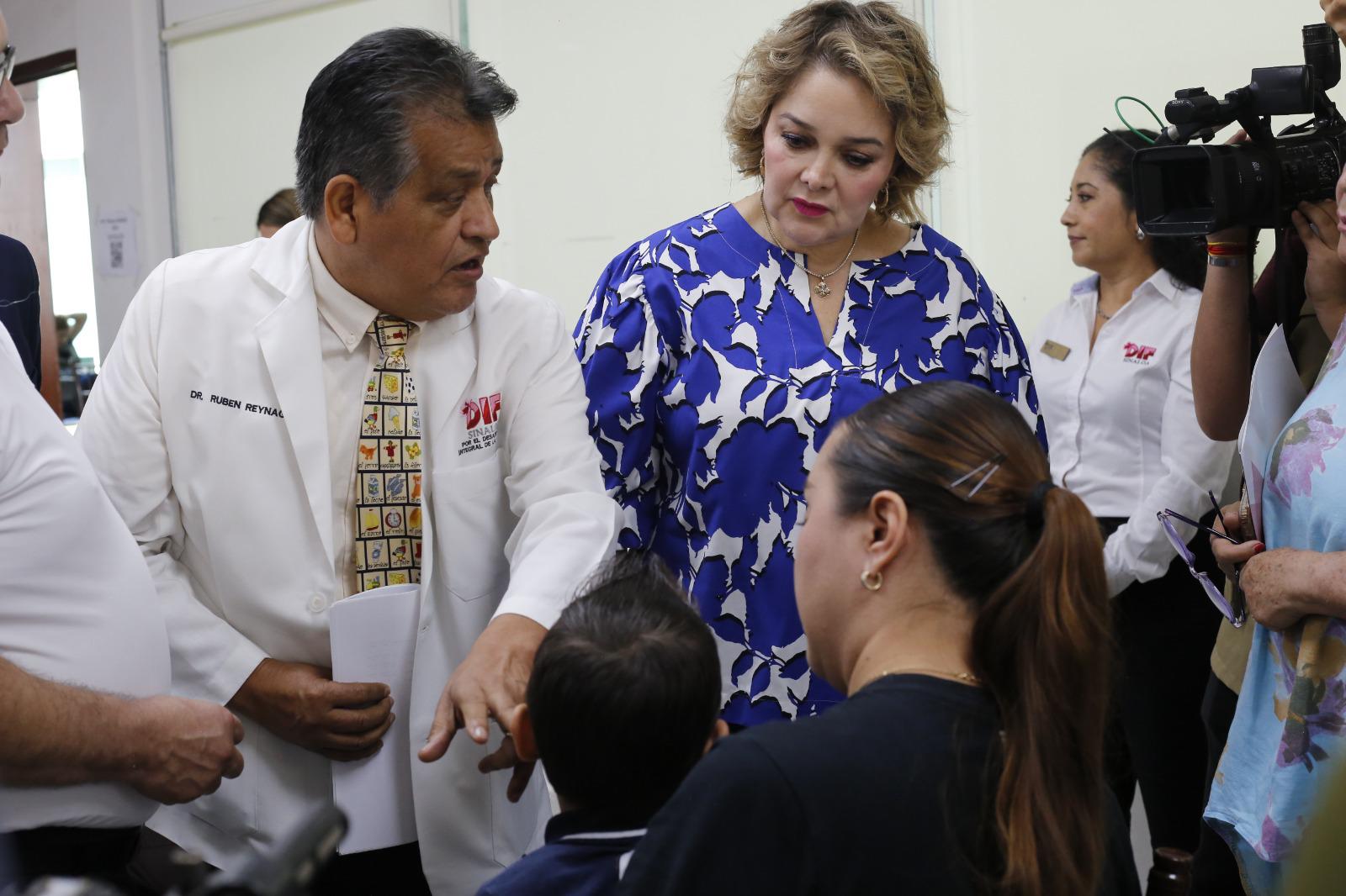 $!Entrega Sistema DIF Sinaloa auxiliares auditivos a beneficiarios en Culiacán