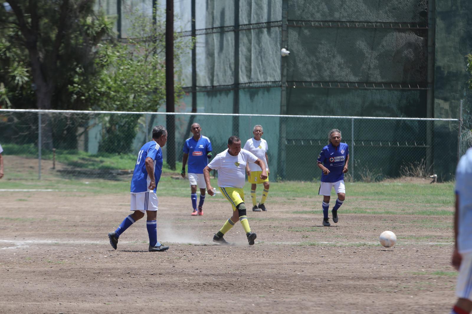 $!Servigrúas sacude fuertemente a Telmex en Liga Veteranos Platino Plus