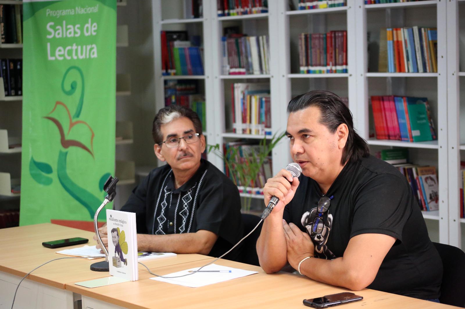 $!El promotor de lectura Omar Armenta, acompañó al autor en la presentación.