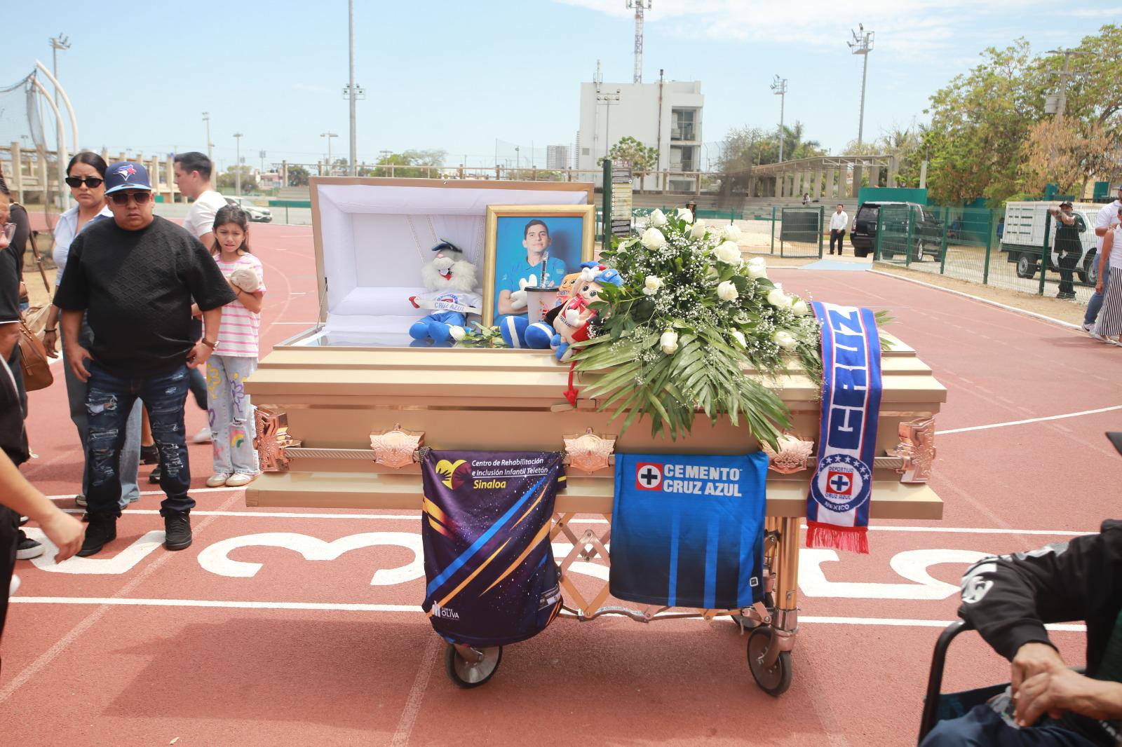 $!Dan paratletas mazatlecos y familares el último adiós a José Trinidad Serrano García