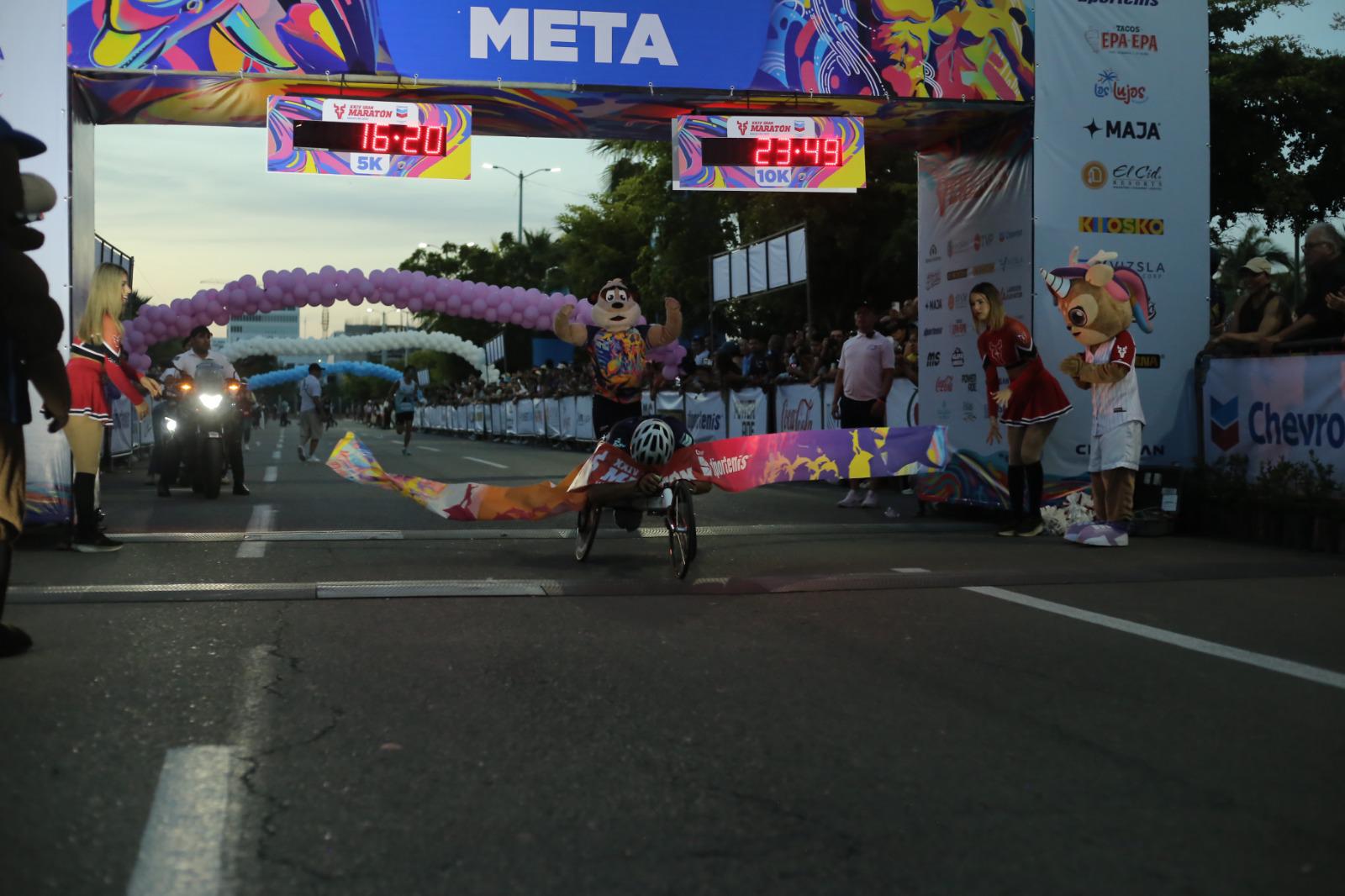 $!Italia Rosas y Roberto Medina se apoderan de la competencia 5K del Maratón Mazatlán