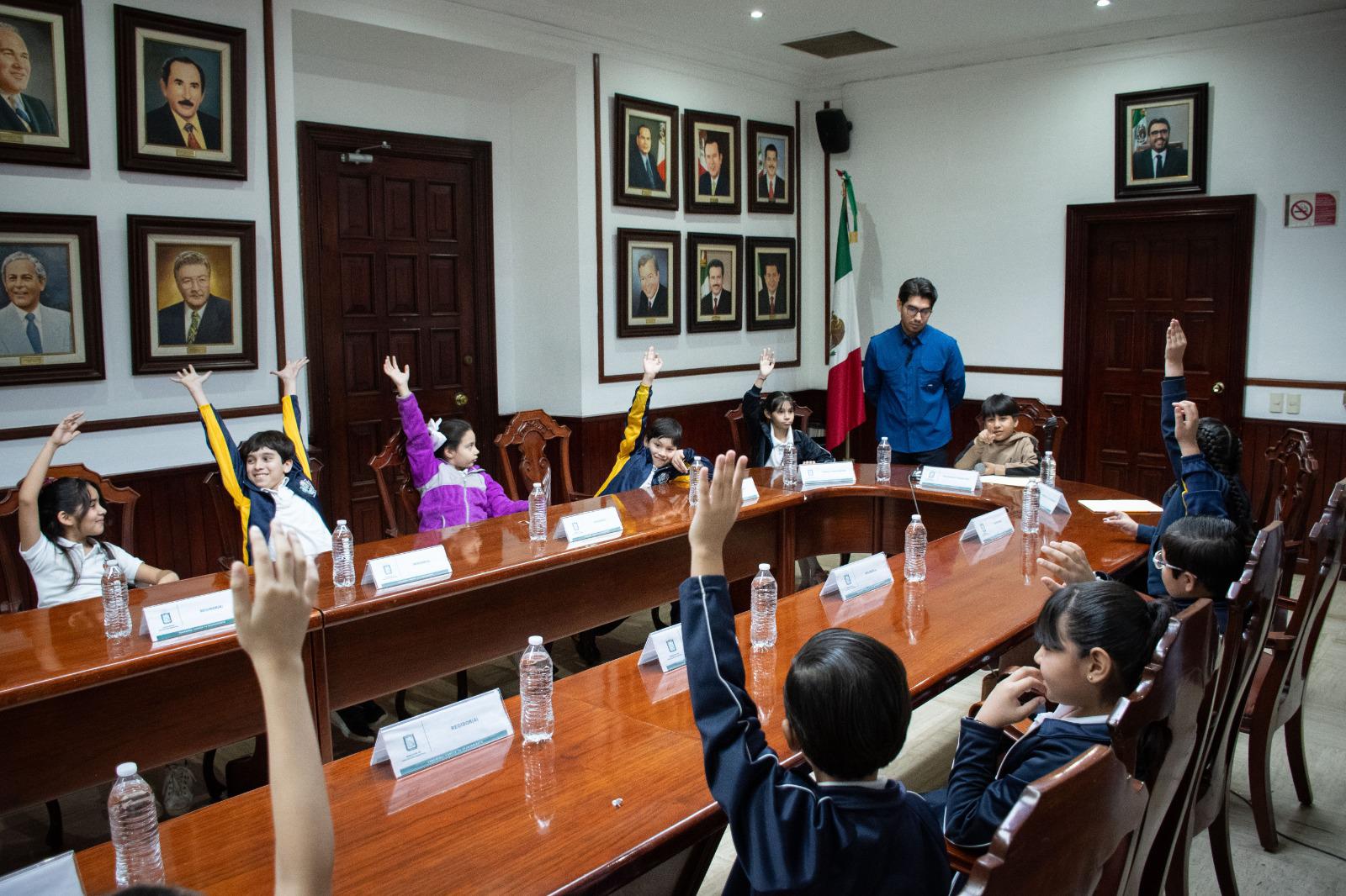 $!Conocen estudiantes de la Primaria Lázaro Cárdenas instalaciones del Ayuntamiento de Culiacán
