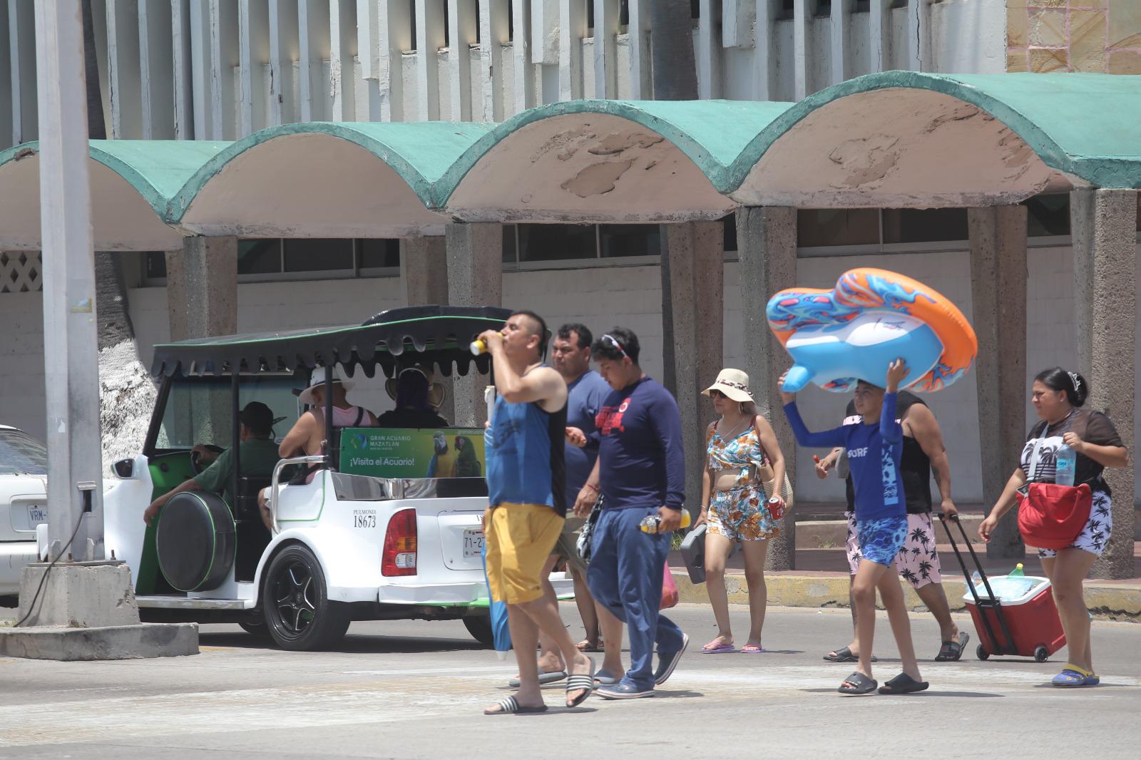 $!Turismo nacional se apodera de la zona costera de Mazatlán durante el fin de semana