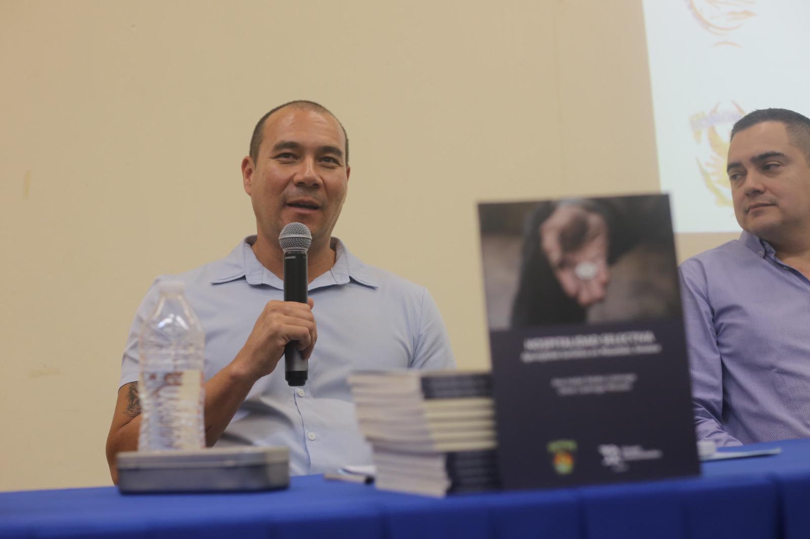 $!Presenta Omar Lizárraga Morales libro sobre turismo popular y prejuicios en Mazatlán