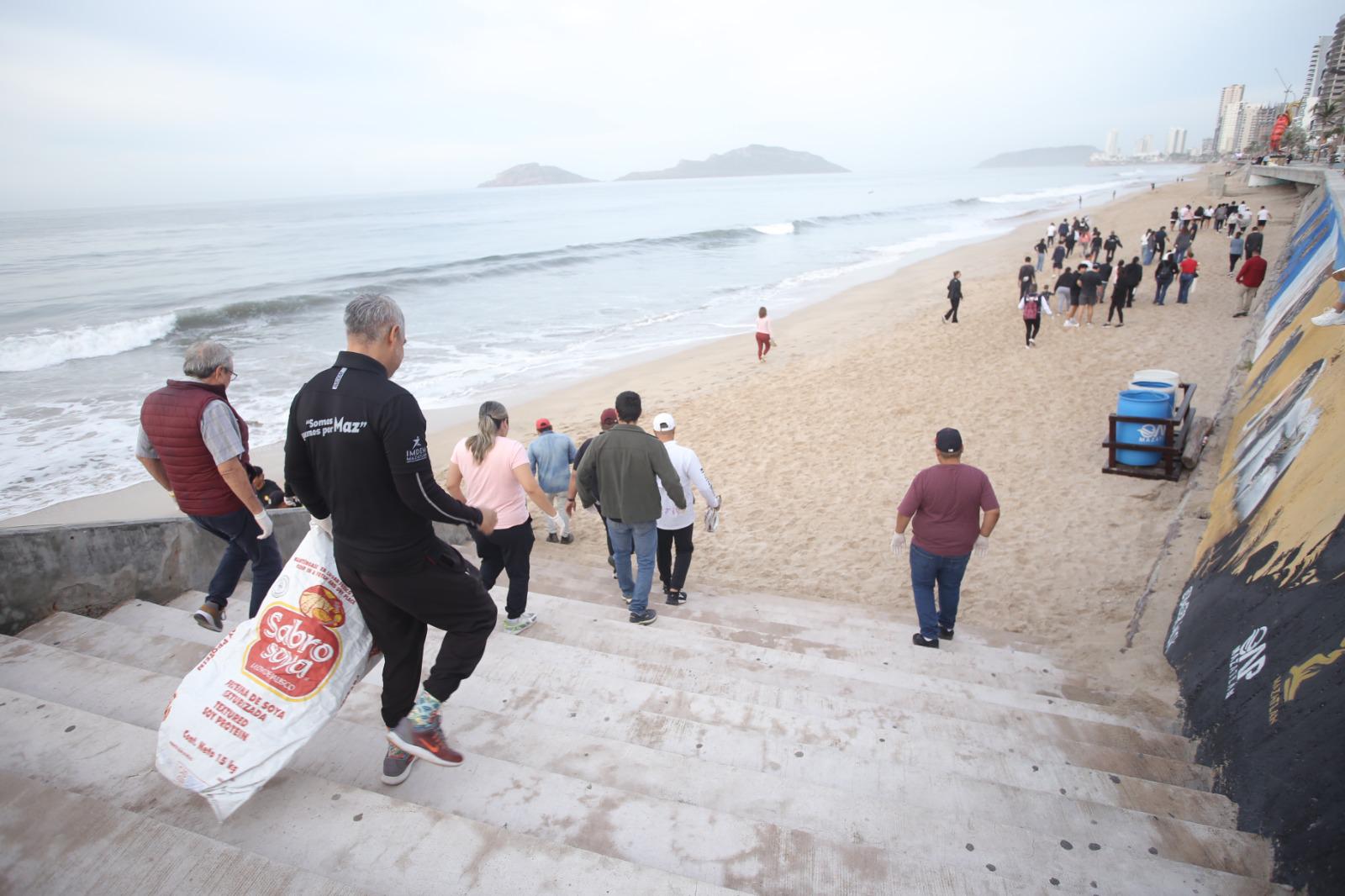 $!Decenas de estudiantes se unen a una nueva jornada de limpieza de playas en Mazatlán