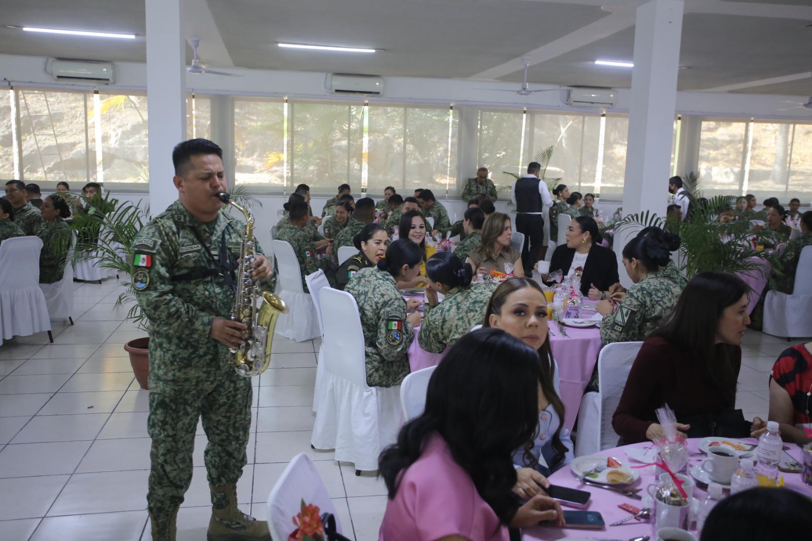 $!Reconoce Fuerzas Armadas de México a personal militar femenino en la III Región Militar