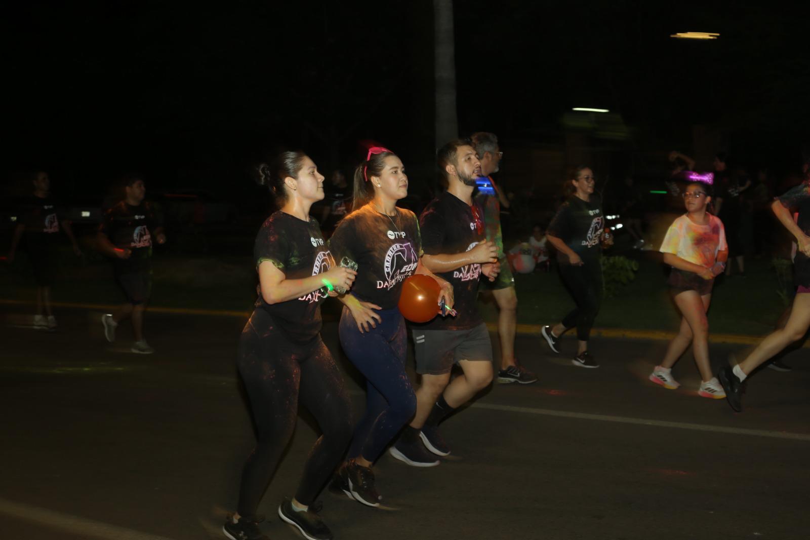 $!Mazatlecos y turistas disfrutan de fiesta de color en Carrera Neón TVP