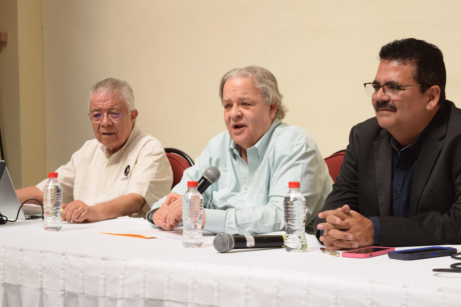 $!El cronista oficial del puerto, Enrique Vega Ayala, Raúl Rico junto al escritor mazatleco Juan José Rodríguez dan a conocer al ganador.