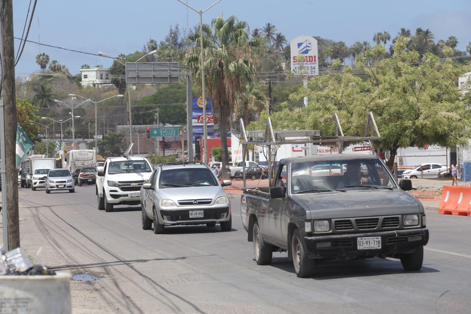 $!Se ahorcan vialidades en Mazatlán por el tráfico que genera cierre parcial de la Gabriel Leyva