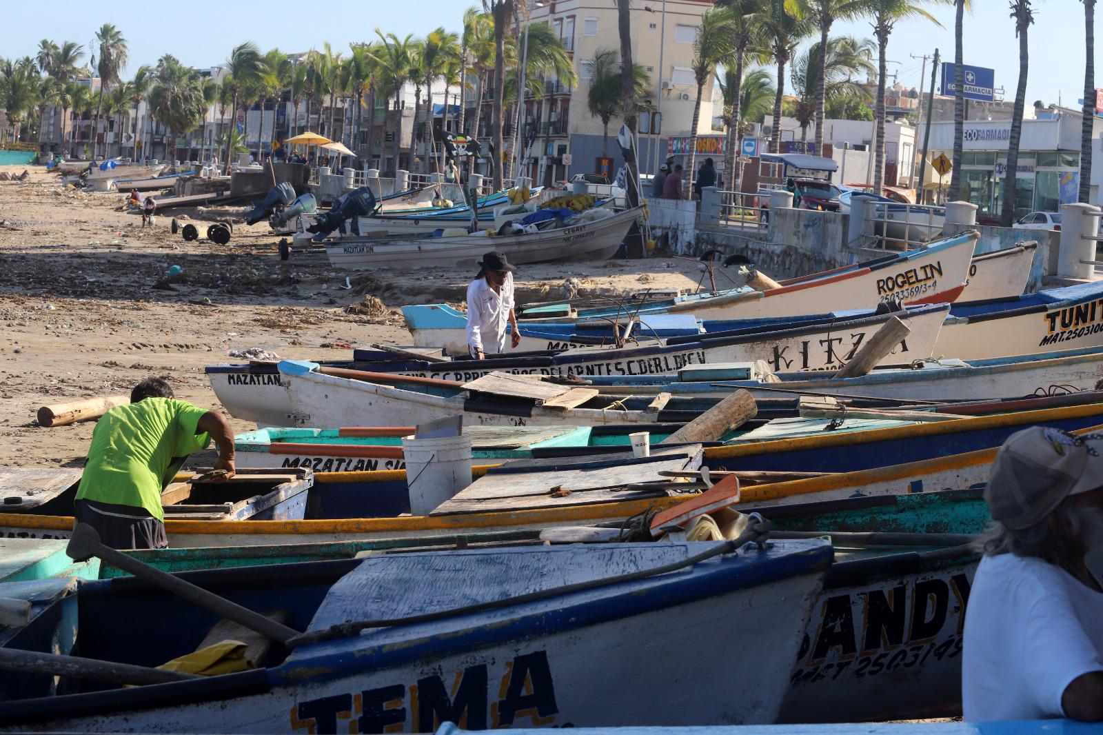 $!Tras la crisis que enfrentan pescadores de escama de Mazatlán, reciben primeras despensas alimenticias