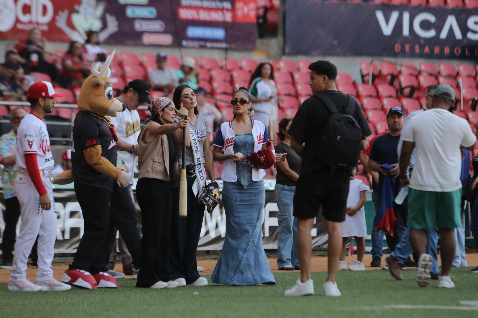 $!Miss Universe México 2026 realiza primer lanzamiento previo a juego dominical entre Venados y Charros en Mazatlán